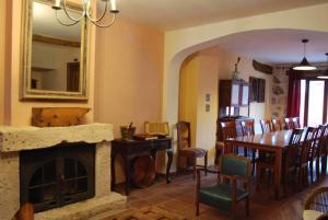 ein Wohnzimmer mit Kamin und ein Esszimmer in der Unterkunft La Noguera de Socasa in Romancos