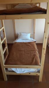 Koromilia refuge tesisinde bir ranza yatağı veya ranza yatakları