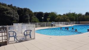 Piscina a Les Chênes verts o a prop