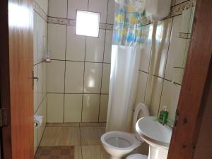 małą łazienkę z toaletą i umywalką w obiekcie Rm Pousada Casa De Familia w mieście São Gabriel