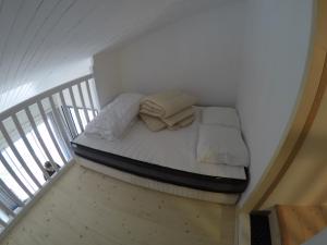 タルモンにあるPort de Bourgenay Batiment Frégateの小さな部屋で、屋根裏部屋にベッド2台が備わります。