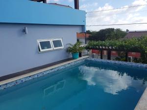 A piscina localizada em Guesthouse Curacao ou nos arredores