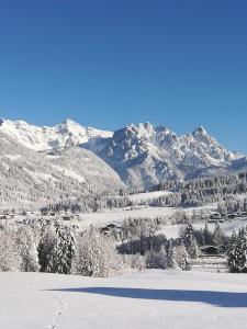 A general mountain view or a mountain view taken from Az apartmant