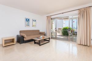 Ein Sitzbereich in der Unterkunft Encantador Dúplex Vacacional Reformado, Salzes 5, Frente a la Playa de Alcudia