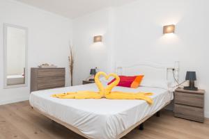 Ein Bett oder Betten in einem Zimmer der Unterkunft Encantador Dúplex Vacacional Reformado, Salzes 5, Frente a la Playa de Alcudia