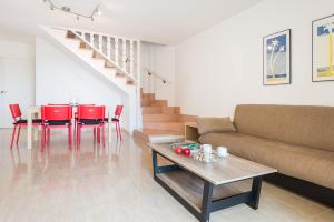 Ein Sitzbereich in der Unterkunft Encantador Dúplex Vacacional Reformado, Salzes 5, Frente a la Playa de Alcudia
