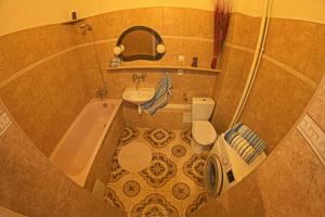 een badkamer met een bad, een toilet en een wastafel bij Central Old Town Apartment in Wrocław