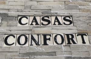 un panneau sur le côté d'un mur de briques dans l'établissement Casas Confort, à Boží Dar