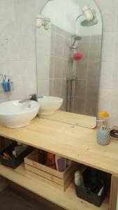 La salle de bains est pourvue d'un lavabo et d'un miroir. dans l'établissement chambre, à Calais