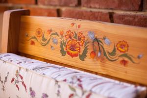 drewniana deska z kwiatowym wzorem w obiekcie Siedlisko Wigry w mieście Rosochaty Róg