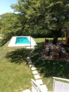 una piscina en un patio con un árbol en Casa en Villa Los Aromos en 