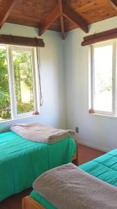 Łóżko lub łóżka w pokoju w obiekcie Cabaña en parcela de Villarrica