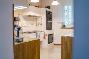 Kuchyň nebo kuchyňský kout v ubytování Villa Ulinia