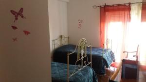 エヴォラにあるÉvora Romana Alojamentos T3 Cartuxaのベッドルーム1室(ベッド2台、壁にフィッシュデカール付)