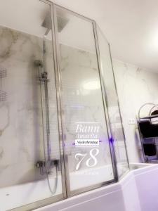 box doccia con insegna in bagno di Ban Amarita a Laufen