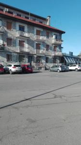 un estacionamiento con autos estacionados frente a un edificio en A casa mia, en Turín