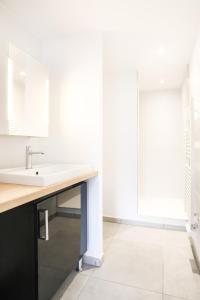 トゥールーズにある204 - Appartement Moderne et Lumineux - Jeanne d'Arc, Toulouseのバスルーム(洗面台、鏡付)