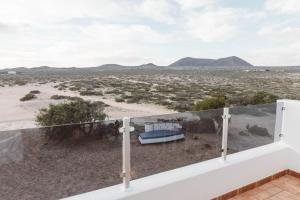 una vista del desierto desde el balcón de una casa en Apartamento Cuesta del salado, en Caleta de Sebo