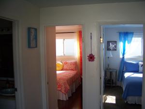 um quarto com um quarto com uma cama e uma janela em Beach House em Newport Beach