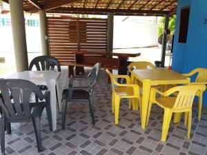 a group of tables and chairs in a restaurant at Chale do Guidon in Imbassai