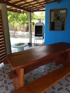 a wooden bench in a room with a mirror at Chale do Guidon in Imbassai