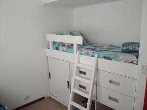 Bunk bed o mga bunk bed sa kuwarto sa Apartamento 2 dormitorios en Av. Gorlero