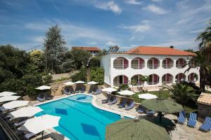 Bazén v ubytování Mathraki Resort nebo v jeho okolí