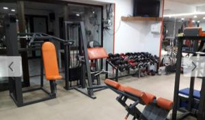 - une salle de sport avec un ensemble d'équipements dans l'établissement Attico Boutique Appartament free-wife, à Adeje