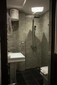 Ein Badezimmer in der Unterkunft Hôtel Millennium Kamissa
