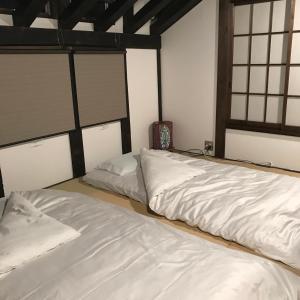 Säng eller sängar i ett rum på Bougakuan