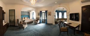Rúm í herbergi á Maya Manor Boutique Hotel by KGH Group