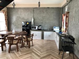 Kuchyň nebo kuchyňský kout v ubytování The Beaf Home Khaokho