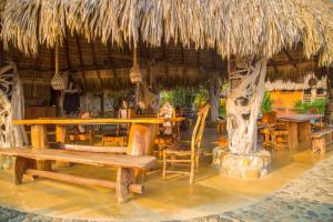 Cabañas Las 3 Marias餐厅或其他用餐的地方