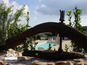 een uitzicht op het zwembad vanuit de achtertuin van een resort bij Borgo Mincuccio in Ostuni