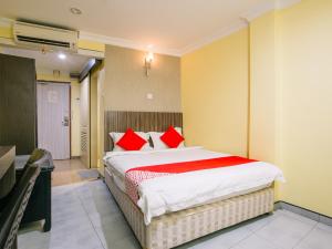 Un pat sau paturi într-o cameră la Rayyan Soffea Hotel