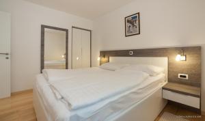 Ένα ή περισσότερα κρεβάτια σε δωμάτιο στο Sunset Apartment Petrcane +32 φωτογραφίες