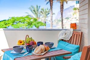 einen Tisch mit einem Teller Essen auf dem Balkon in der Unterkunft Apartment Formosa - Infinity pool in Funchal