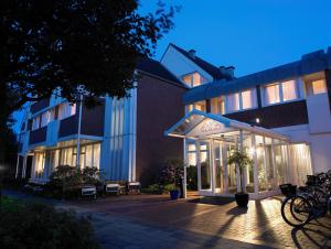 un edificio con una tienda por la noche en Hotel Flörke en Langeoog