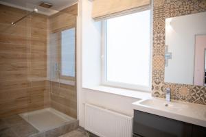 Koupelna v ubytování Zythogite Appartement 8 personnes avec jardin, bbq