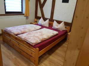 Säng eller sängar i ett rum på Gästehaus "Am weißen Stein"