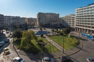 una ciudad con un parque en medio de una calle en Connect Suites, en Atenas
