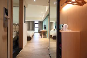 Postel nebo postele na pokoji v ubytování Hai Sheng Wei B&B