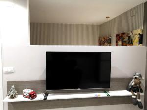 A television and/or entertainment centre at Malaka
