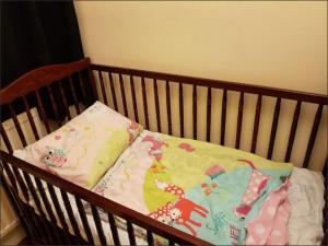 - un lit bébé avec couverture dans l'établissement Family Rest At Best Location with Best Price, à Londres