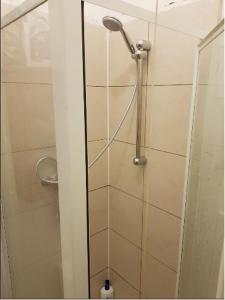 La salle de bains est pourvue d'une douche avec une porte en verre. dans l'établissement Family Rest At Best Location with Best Price, à Londres