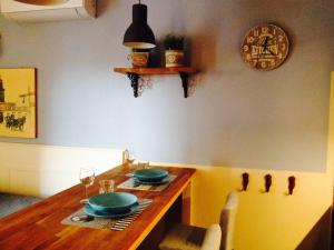 d'une salle à manger avec une table en bois et des plats bleus. dans l'établissement Casa Camilla, à Viareggio