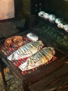 een grill met een hoop eten erop bij MANGO Lagoon Place in Bangkok