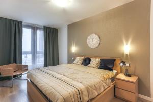 Posteľ alebo postele v izbe v ubytovaní ApartMate Spacious Apartment with balcony OldTown for 6 people
