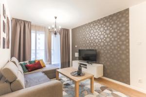 Televízia a/alebo spoločenská miestnosť v ubytovaní ApartMate Spacious Apartment with balcony OldTown for 6 people