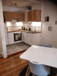 a small kitchen with a white table and chairs at Cosy T2 38m2 - Centre-Ville Dijon- Gare/Darcy in Dijon